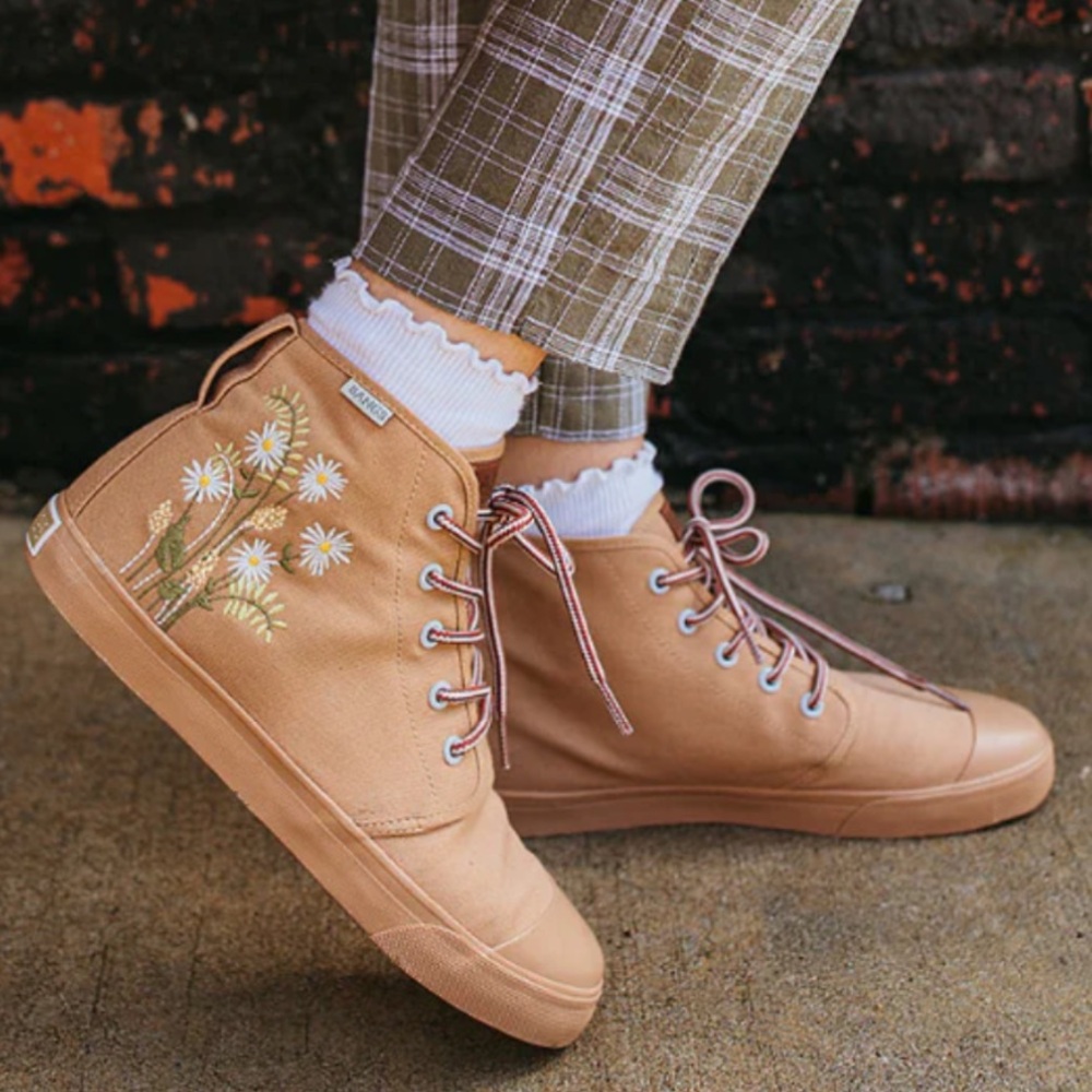 Bangs Boone high top tan canvas daisy floral embroidered lace up sneakers